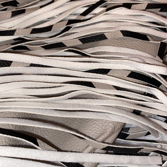 Steve Madden Shoulder/Crossbody/Handbag in Off White/Beige with Black Trim - Picture 7 of 9